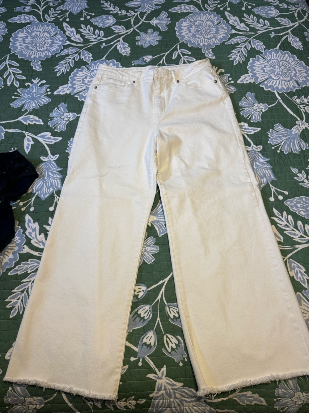 Just Black White Wide-Leg Jeans with Frayed Hem